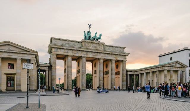 Berlin'de yeni yılda VBB ücretleri artıyor, iki bölge ücretli park yerine çevriliyor