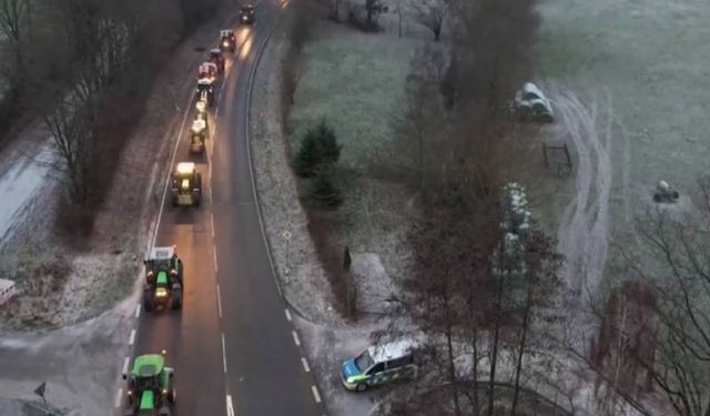 Almanya’da çiftçilerin protestosu: Bazı yollar traktörlerle trafiğe kapatıldı