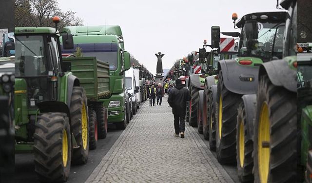 Almanya’da binlerce çiftçi traktörleriyle Pazartesi günü Berlin’de yolları kapatacak