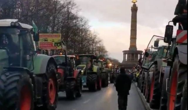 Almanya’da on binlerce çiftçi traktörleriyle Berlin yollarını kapattı