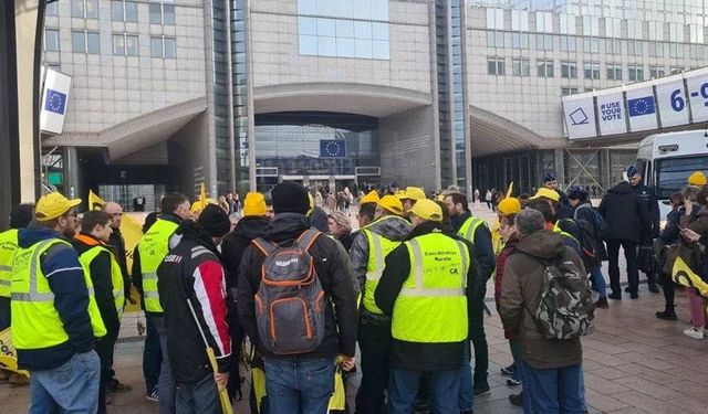 Fransız, Belçikalı ve Hollandalı çiftçiler Brüksel'de AB tarım politikasını protesto etti
