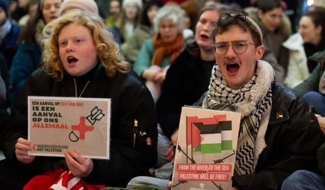 Hollanda'nın büyük tren istasyonlarında Filistin'e destek için oturma eylemleri yapıldı