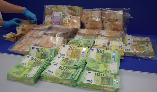 Almanya'dan Türkiye'ye gidecek yolcunun bavulunda 1,4 milyon euro yakalandı