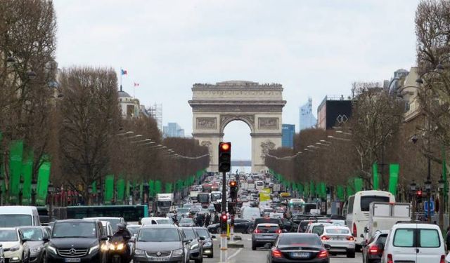 Paris’te, SUV'lerden üç kat fazla otopark ücreti alınmasına karar verildi