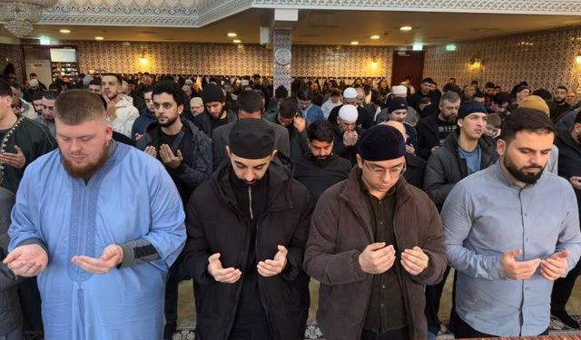 Hollanda'da yüzlerce genç sabah namazında Filistin için dua etti