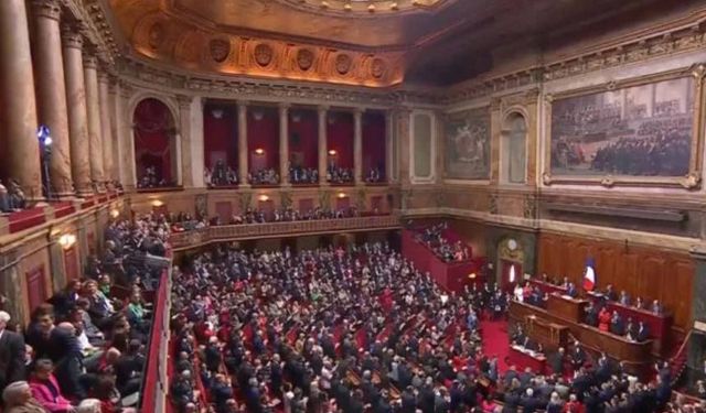 Fransa, kürtaj hakkının anayasal güvence altına alındığı ilk ülke oldu