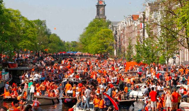 Hollanda’da Kral Günü: Şemsiye ve güneş gözlüğünüzü yanınıza alın