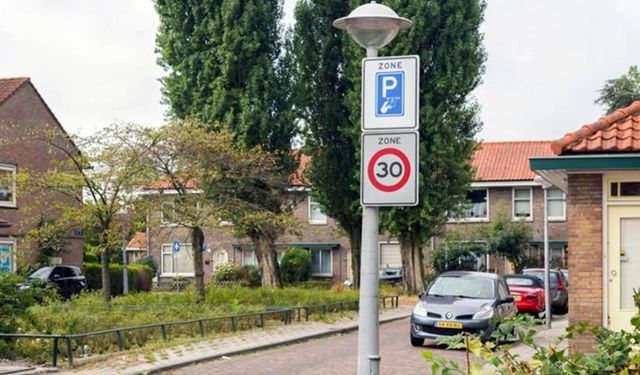 Amsterdam Belediyesi ücretli park yeri alanlarını genişletiyor