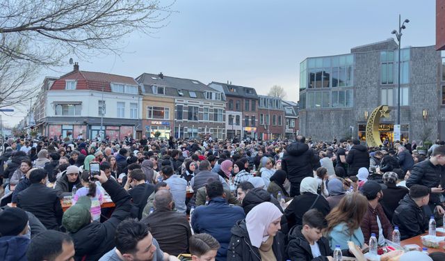 Hollanda’nın Utrecht kentinde 1500 kişilik sokak iftarı düzenlendi