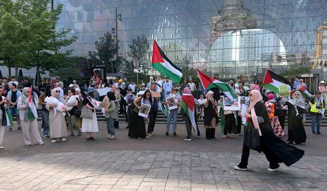 Hollanda'da yüzlerce kişi Anneler Günü'nde Filistinli anneler için sokaklara çıktı