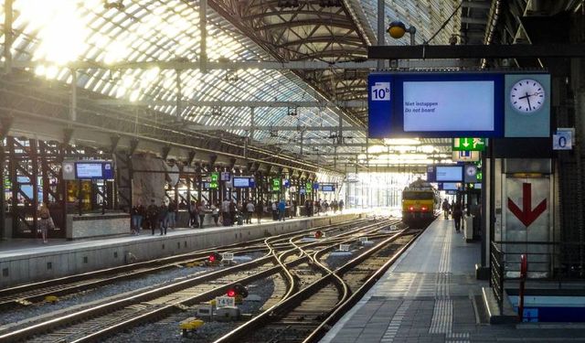 Amsterdam Centraal tren istasyonunda tüm gün seferler iptal edildi