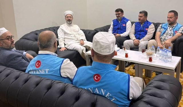 Diyanet İşleri Başkanı Prof. Dr. Ali Erbaş, Hollanda hacı adaylarını kaldıkları otelde ziyaret etti