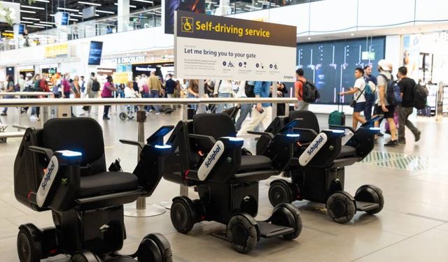 Schiphol Havalimanı, yaşlı yolculara kendi kendine hareket eden sandalye hizmeti sundu