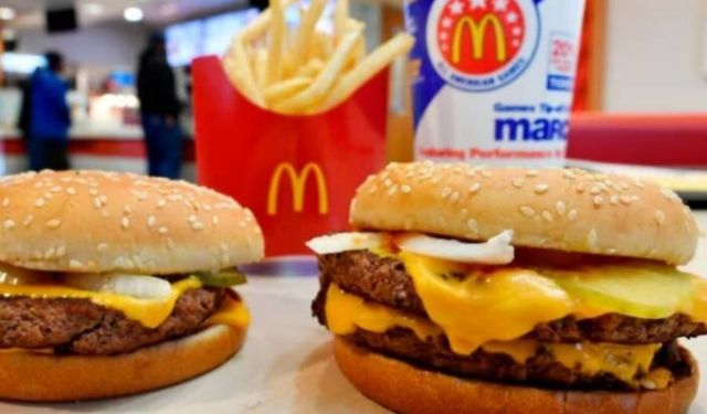 McDonald's hamburgeri yiyen 10 kişi hastaneye kaldırıldı, bir kişi hayatını kaybetti