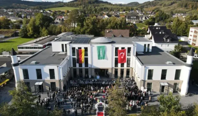 Almanya'da IGMG Neuenrade Mevlana Camii dualarla açıldı