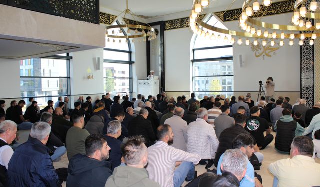 Almelo HDV Yunus Emre Camii’nde ilk Cuma namazı kılındı