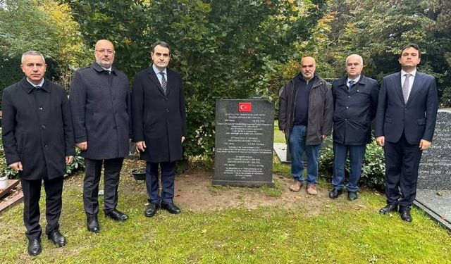 Türkiye-Hollanda Dostluğunun 100. yılı: Osmanlı Sefiri Gregoire Aristarchi’nin anısına Lahey’de anıt taşı dikildi