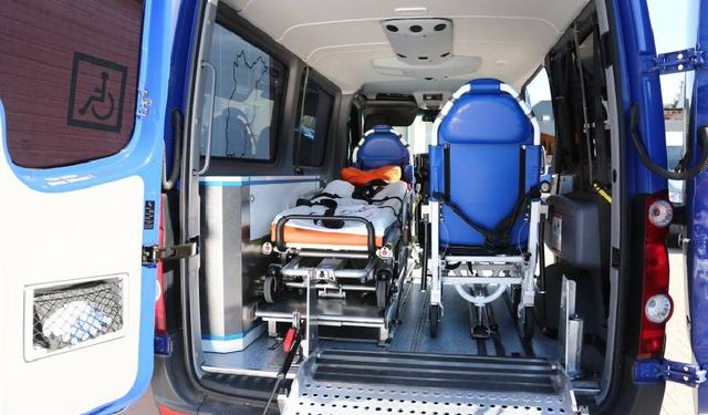 Almanya'da alkollü ambulans şoförü, hasta araçtayken yol kenarına çekip uyudu