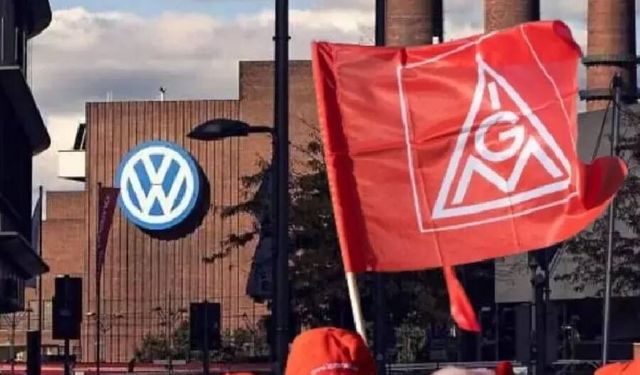 Almanya’da 9 Volkswagen fabrikasında çalışanlar iş bıraktı