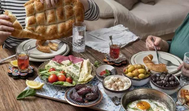 Ramazan’da hızlı yemek yemek sağlık sorunlarına yol açıyor