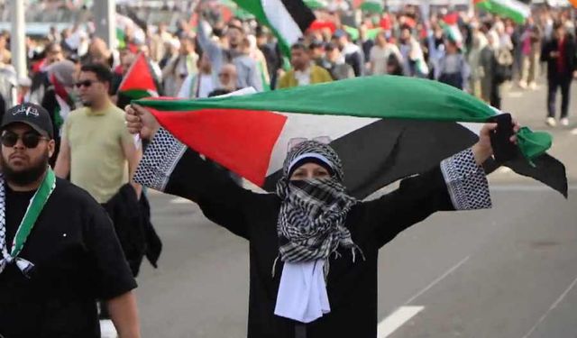 Hollanda’da yaklaşık 10 bin kişi Gazze için yürüdü