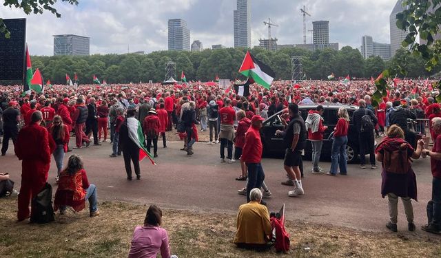 Hollanda’nın Den Haag kentinde 100 bin kişi Gazze için yürüdü
