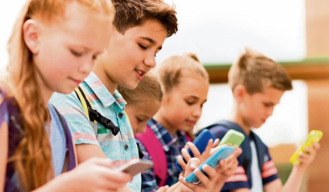 Hollanda’da okullarda teneffüsler de dahil tüm gün telefon yasağı geliyor