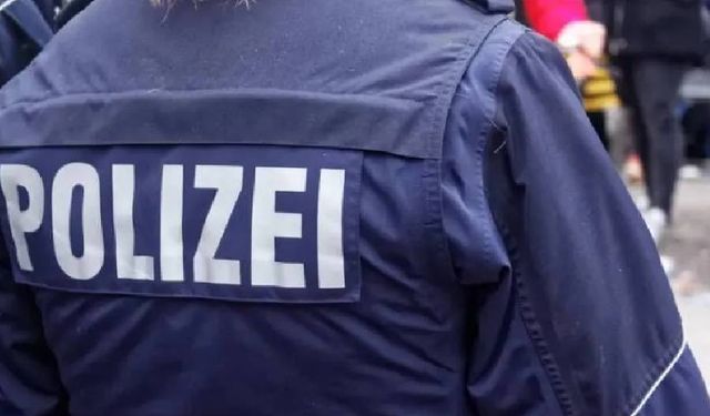 Almanya’da bir Türk, eşini çocuklarının önünde bıçakladı