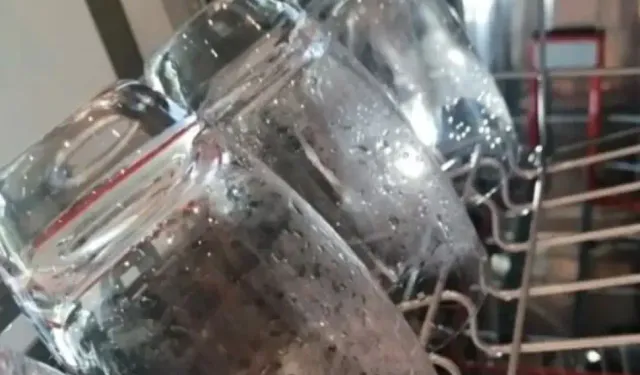 Bulaşık makinesinde matlaşan bardaklar uyarı niteliğinde olabilir