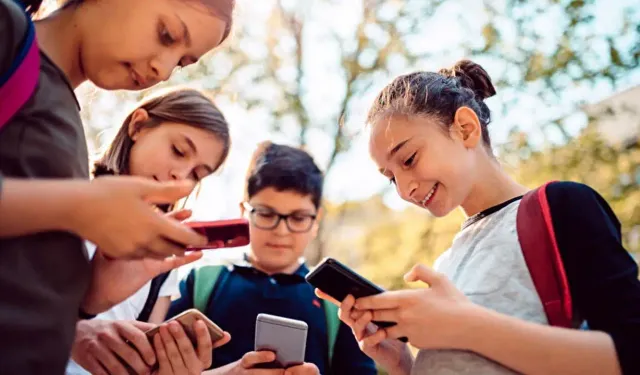 Fransa Parlamentosu 15 yaş altı için sosyal medya yasağını onayladı