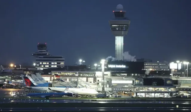 Hollanda’da Amsterdam dahil 14 belediye: Schiphol’de gece uçuşları yasaklansın