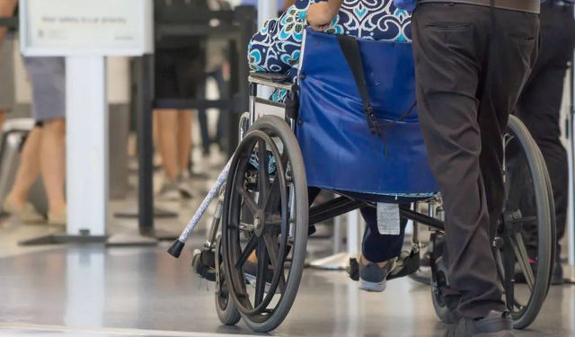 Ölen eşini tekerlekli sandalye ile uçağa bindirirken yakalandı