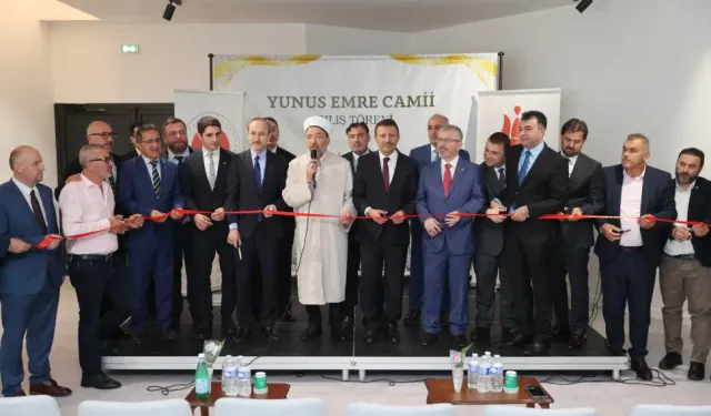 Paris Yunus Emre Camii dualarla ibadete açıldı