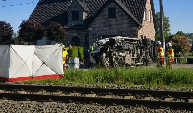 Belçika'da tren ile okul servis aracı çarpıştı: 4 kişi hayatını kaybetti
