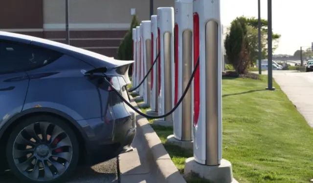 Fransa'da düşük gelirli hanelere 9 bin 500 euroya kadar elektrikli otomobil desteği