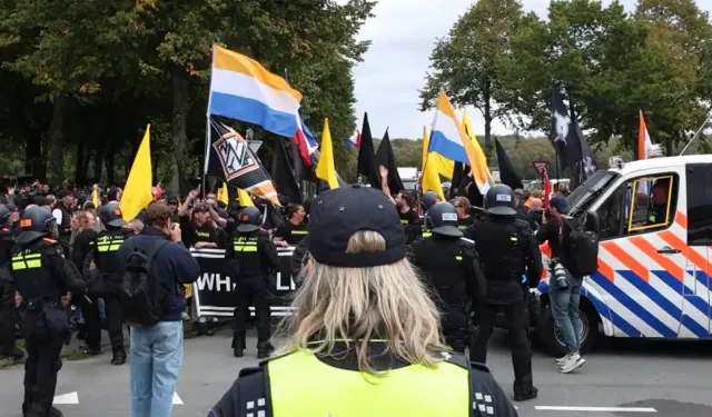 Hollanda’da aşırı sağcı gösteride olaylar çıktı, acil durum emri verildi