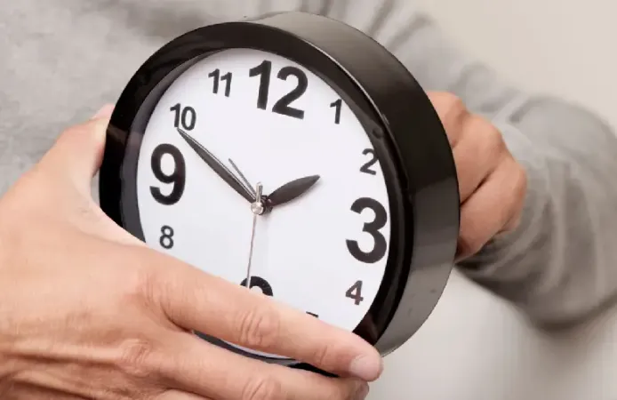 Avrupa’da yaz saati uygulamasına geçiliyor, saatler ileri mi geri mi alınacak?