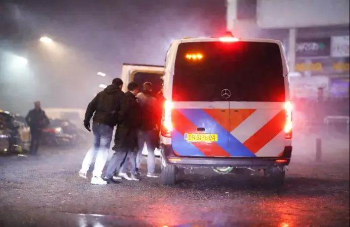 Hollanda'da yılbaşı gecesi olaylı geçti: 3 ölü, 250'den fazla gözaltı