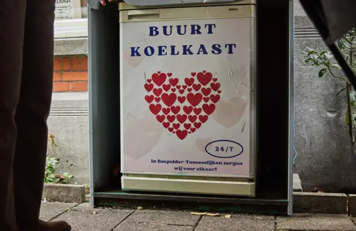 Rotterdam’da mahalle buzdolabı dayanışmasıyla ihtiyaç sahiplerine yiyecek paylaşılıyor