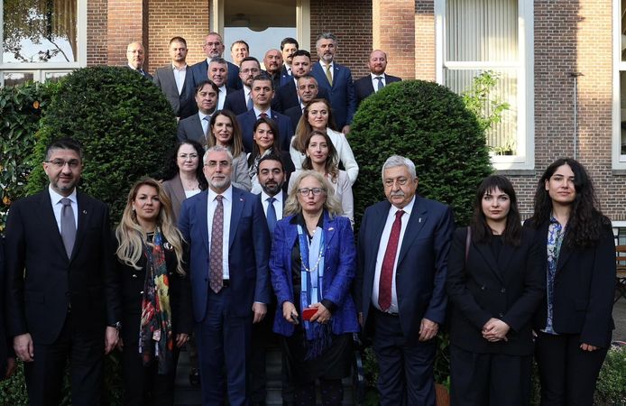 Bakan Işıkhan: Hollanda’da yaşayan Türklerin başarılarıyla gurur duyuyoruz