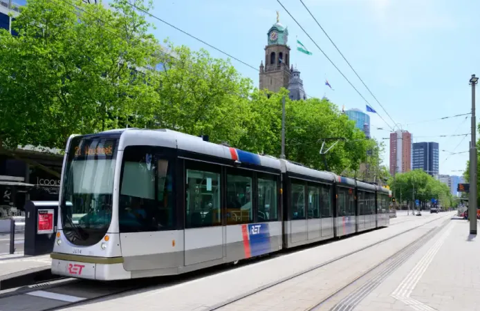 Rotterdam’da yaşlıların ücretsiz ulaşım hakkı için imza kampanyası başlatıldı
