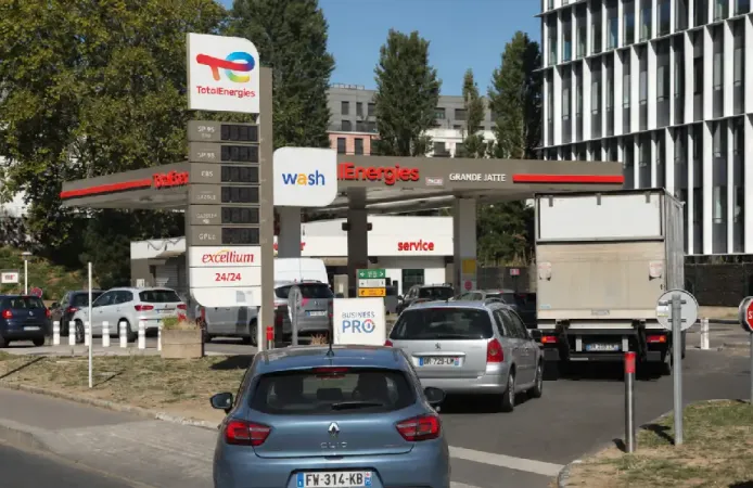 Fransa’da artan akaryakıt fiyatlarına karşı yeni destek paketi açıklandı