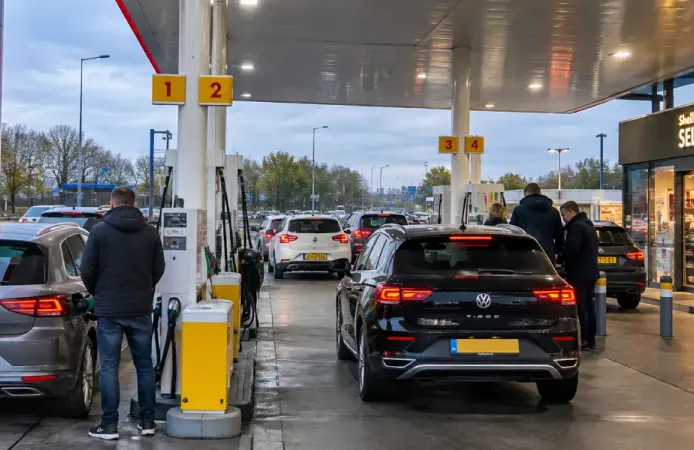 Hollanda’da benzin istasyonları arasındaki fiyat farkı 50 senti geçti