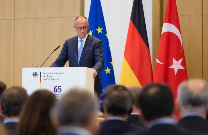 Almanya Başbakanı Merz'den Türk göçmenlere övgü