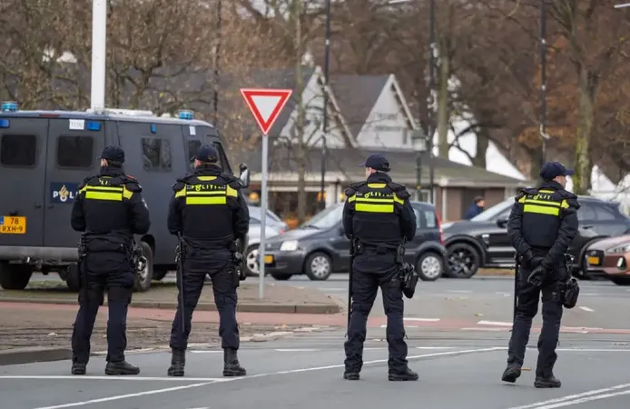 Hollanda'da gençler birçok kentte olay çıkarmak için çağrı yapıyor