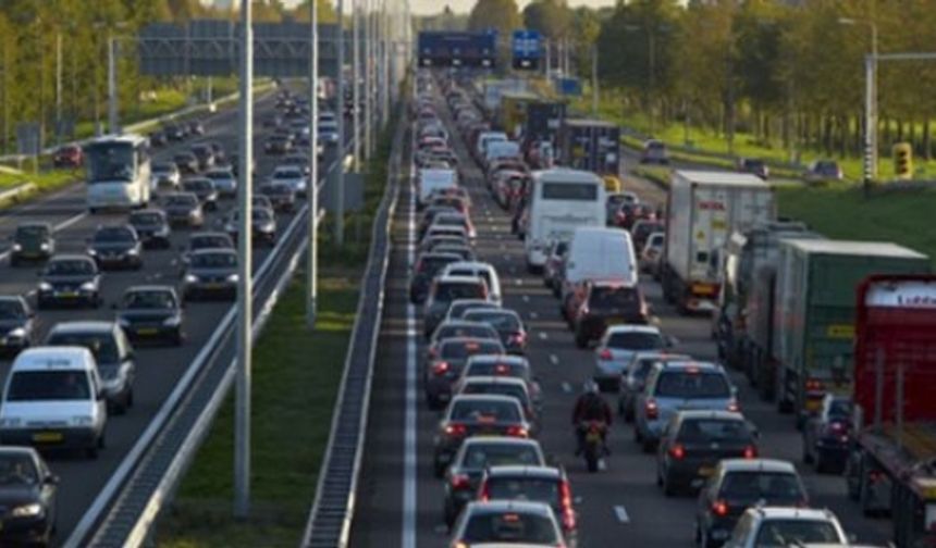 ANWB’den bu hafta sonu Hollanda’da kutlanacak Paskalya için trafik yoğunluğu uyarısı!