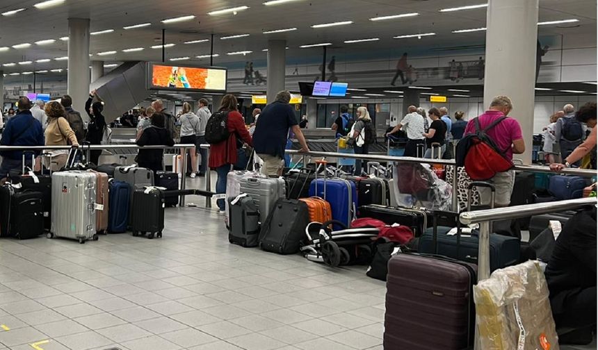 Hollanda’nın Schiphol havalimanındaki valiz krizi büyüyor!