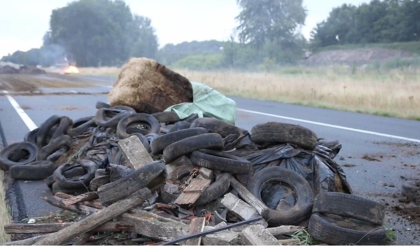 Hollanda’da yollara bırakılan saman balyaları kazaya neden oldu