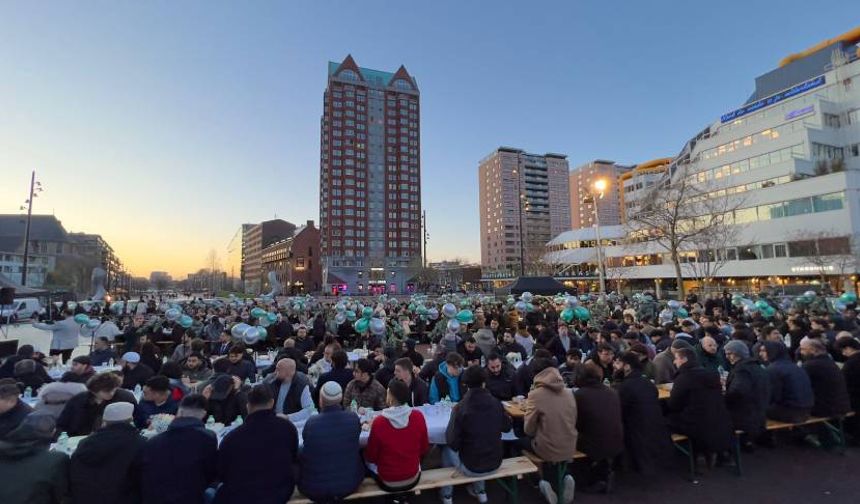 Hollanda'da 800 üniversiteli genç, sokak iftarında buluştu