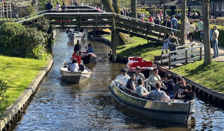 Yaklaşık 2 bin 600 kişinin yaşadığı Giethoorn, 176 ahşap köprüsü, dar kanalları, tarihi evleri, yemyeşil doğası ve rengarenk çiçekleriyle adeta masalları andıran dokusuyla ve özellikle Hobbit köyünü anımsatan evleriyle biliniyor.